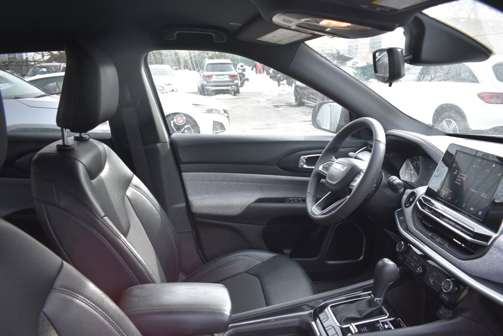 Used 2025 Jeep Compass Latitude image 18