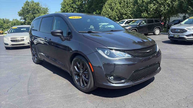 Used 2020 Chrysler Pacifica Touring w/ S Appearance Package FWD image 2