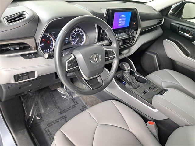 Used 2023 Toyota Highlander XLE image 17