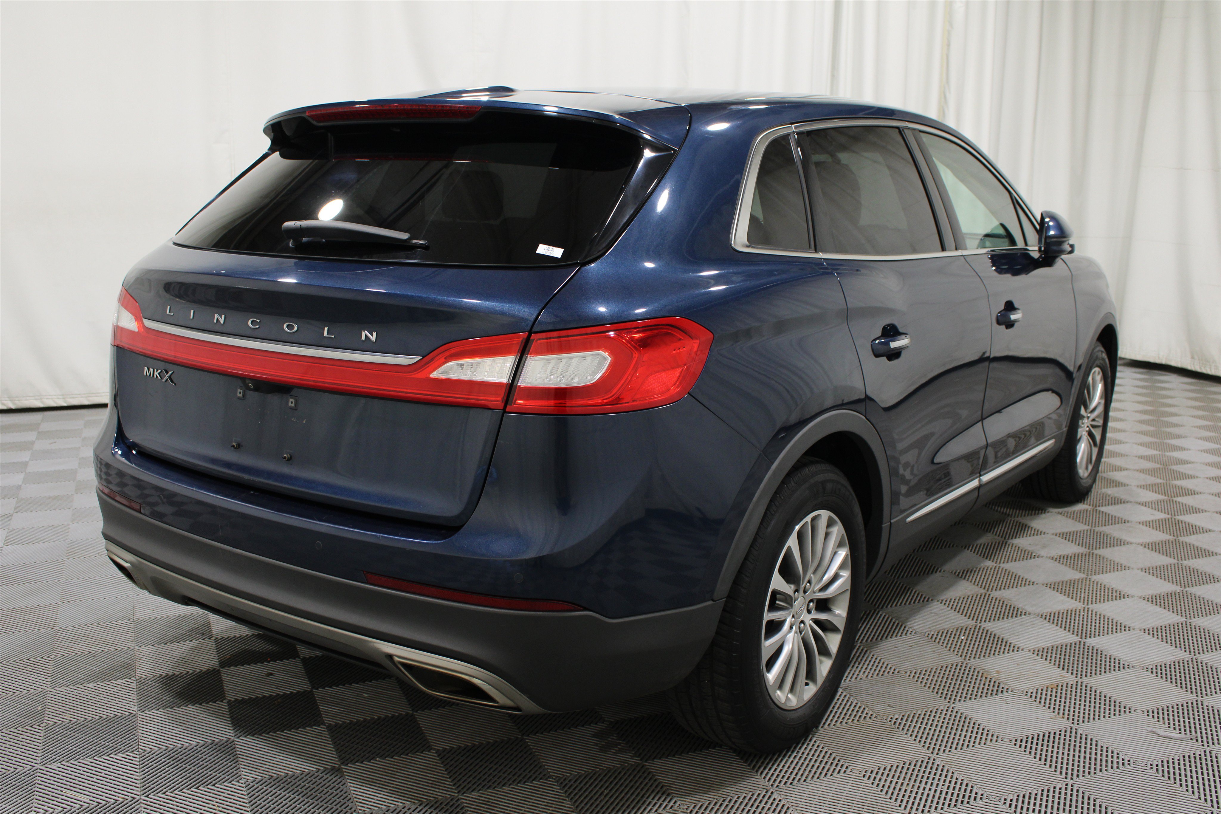 Used 2017 Lincoln MKX Select w/ Enhanced Security Package FWD image 30
