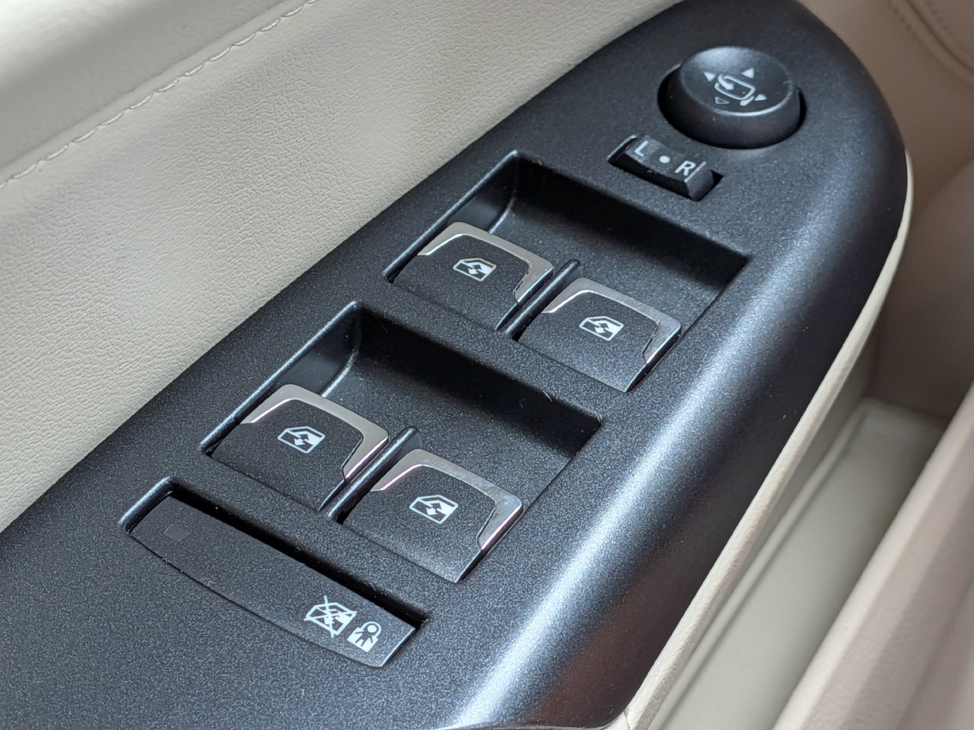 Used 2015 Cadillac SRX Performance w/ Driver Awareness Package FWD image 29