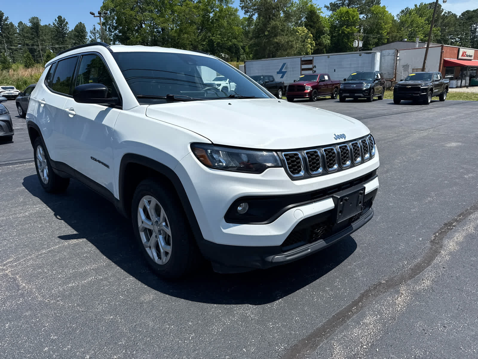 Used 2024 Jeep Compass Latitude AWD/4WD image 2
