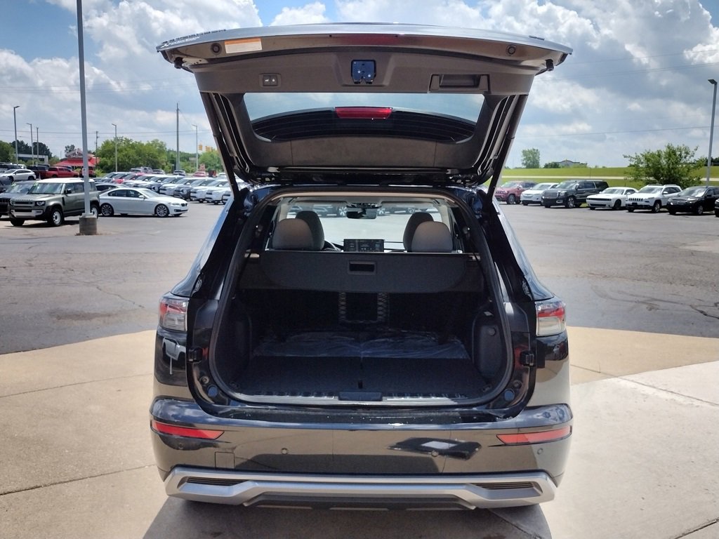 New 2025 Mitsubishi Outlander SE image 17