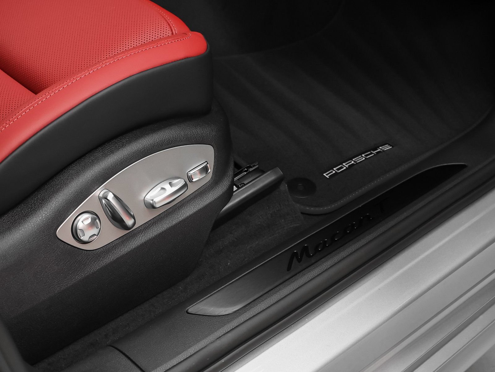 Certified 2026 Porsche Macan Turbo AWD/4WD image 21