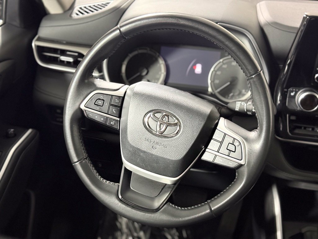 Used 2023 Toyota Highlander XLE AWD/4WD image 12