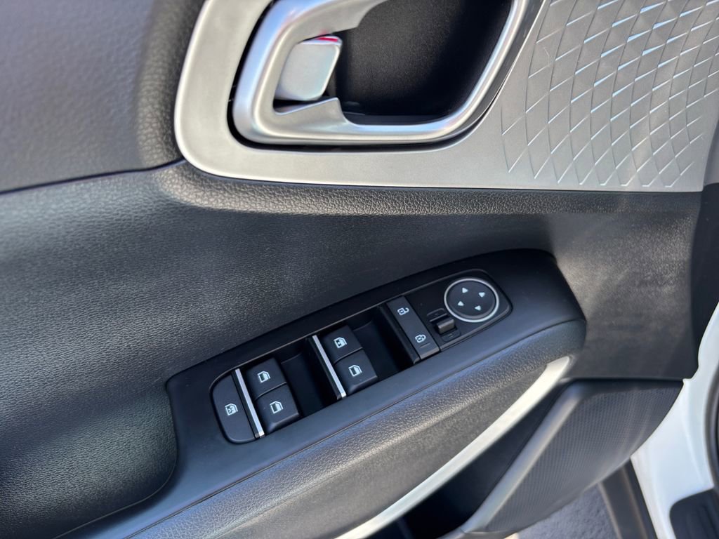 Used 2025 Kia Soul LX FWD image 24