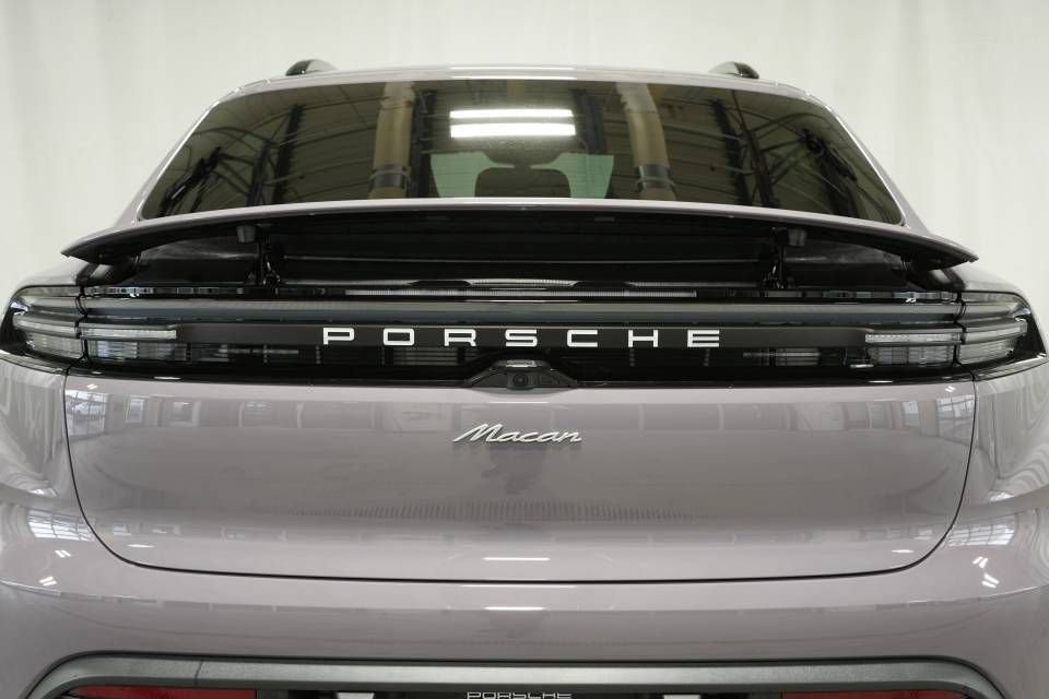 Certified 2025 Porsche Macan Electric RWD image 42