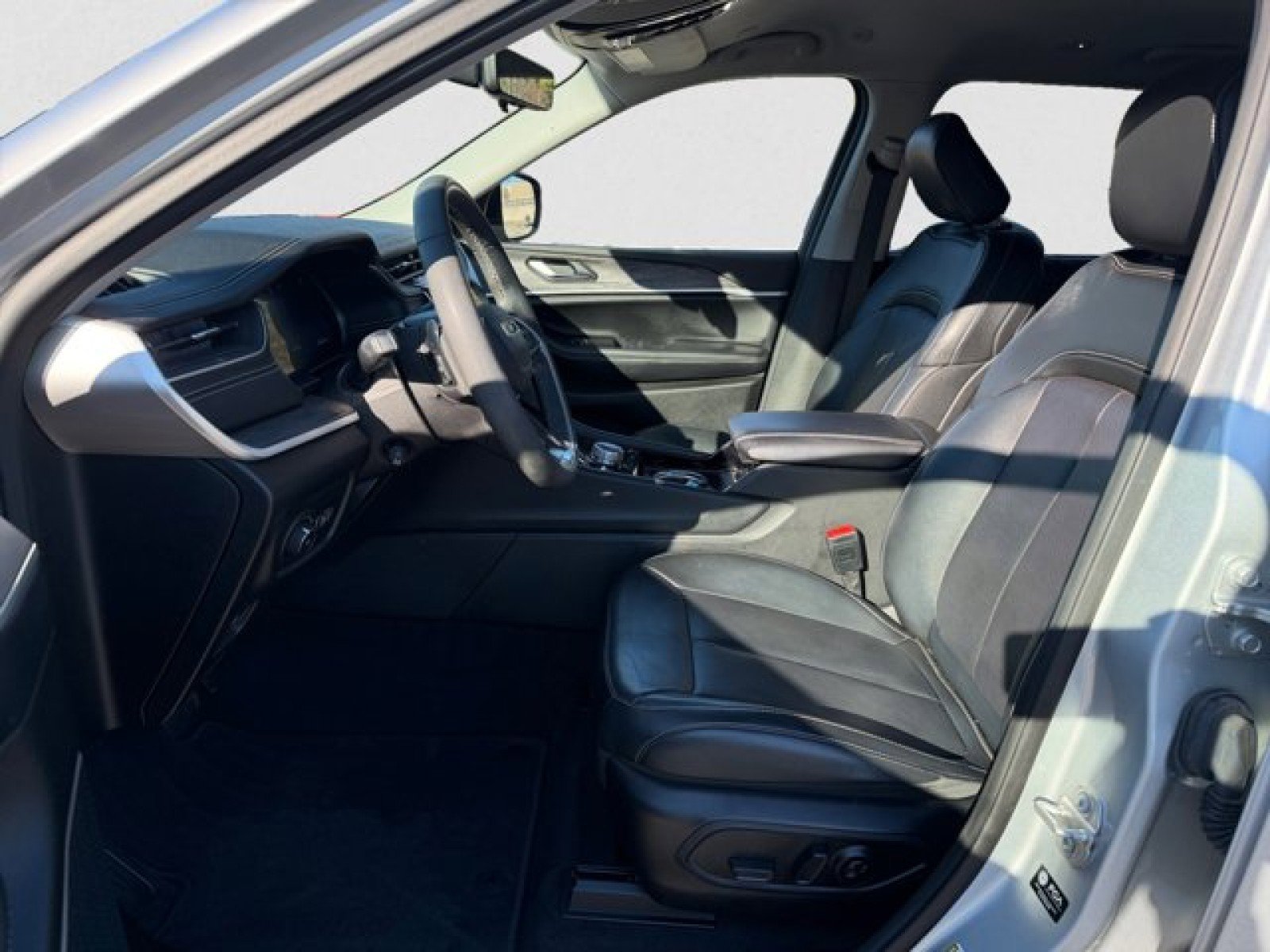 Used 2023 Jeep Grand Cherokee L Limited w/ Luxury Tech Group II image 10