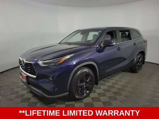 Used 2022 Toyota Highlander LE AWD/4WD image 3