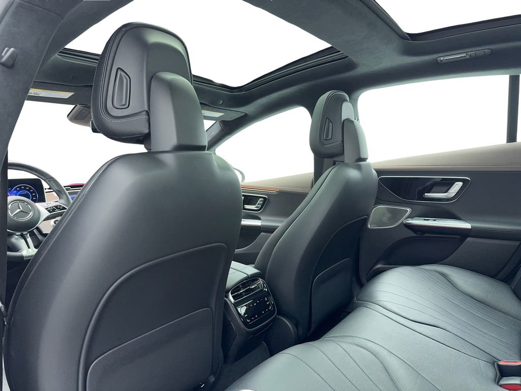 Used 2023 Mercedes-Benz EQE 500 4MATIC Sedan w/ Pinnacle Trim Package image 28