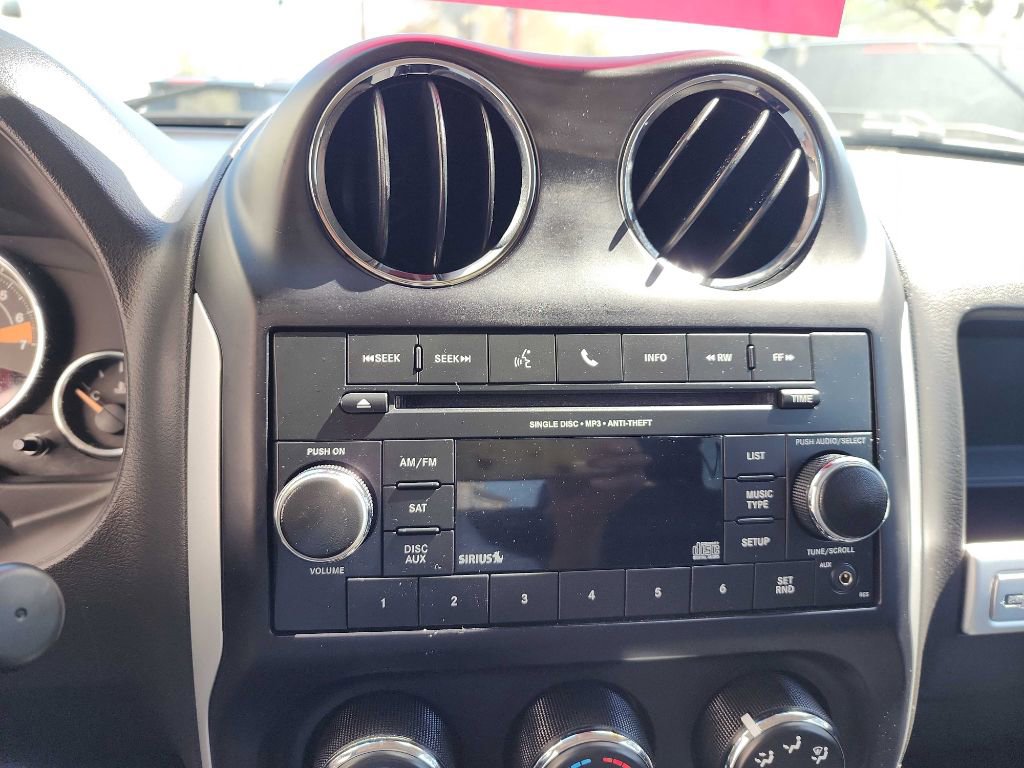 Used 2016 Jeep Compass Latitude FWD image 21