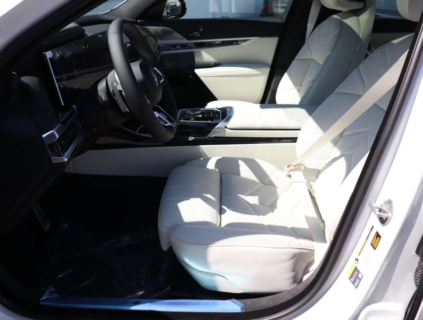New 2026 BMW 750e xDrive w/ Executive Package image 17