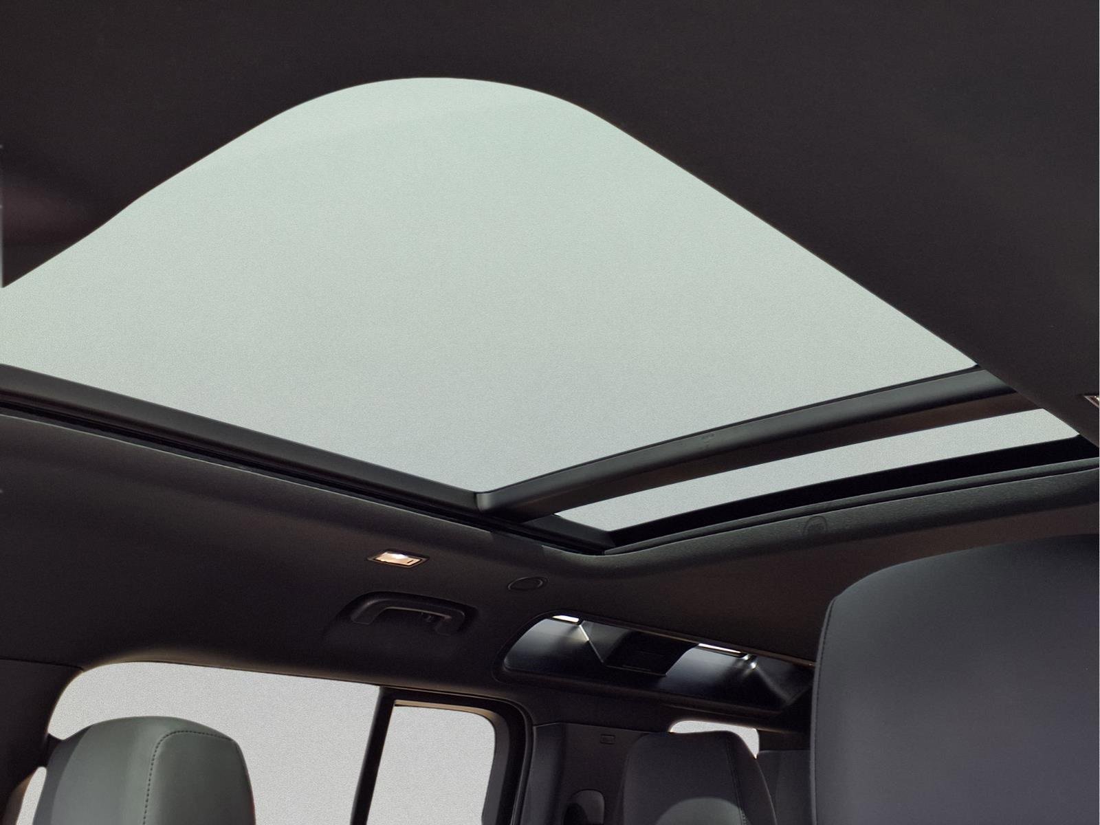 Used 2025 Land Rover Defender 110 S image 17