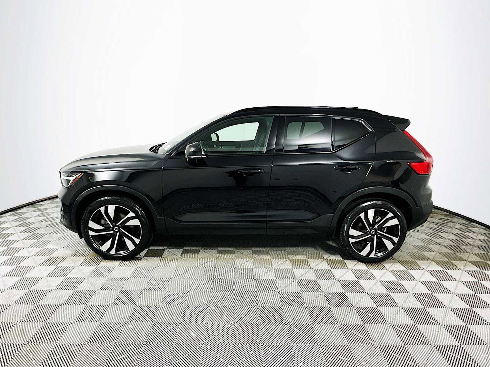 Certified 2023 Volvo XC40 B5 Plus w/ Climate Package image 4