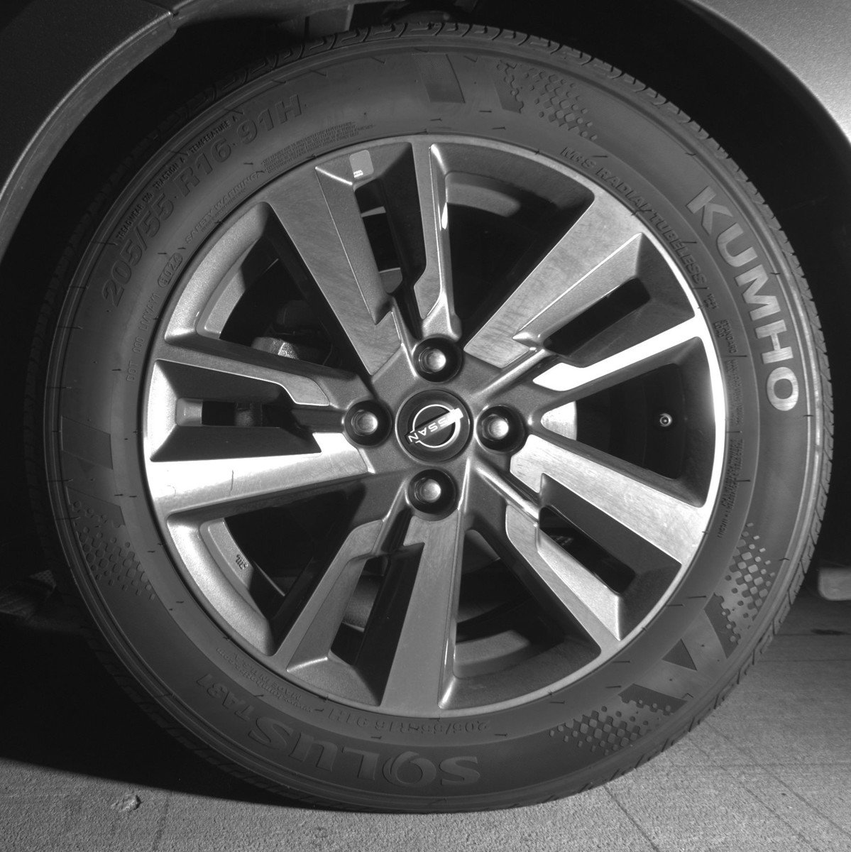 Used 2025 Nissan Versa SV image 12