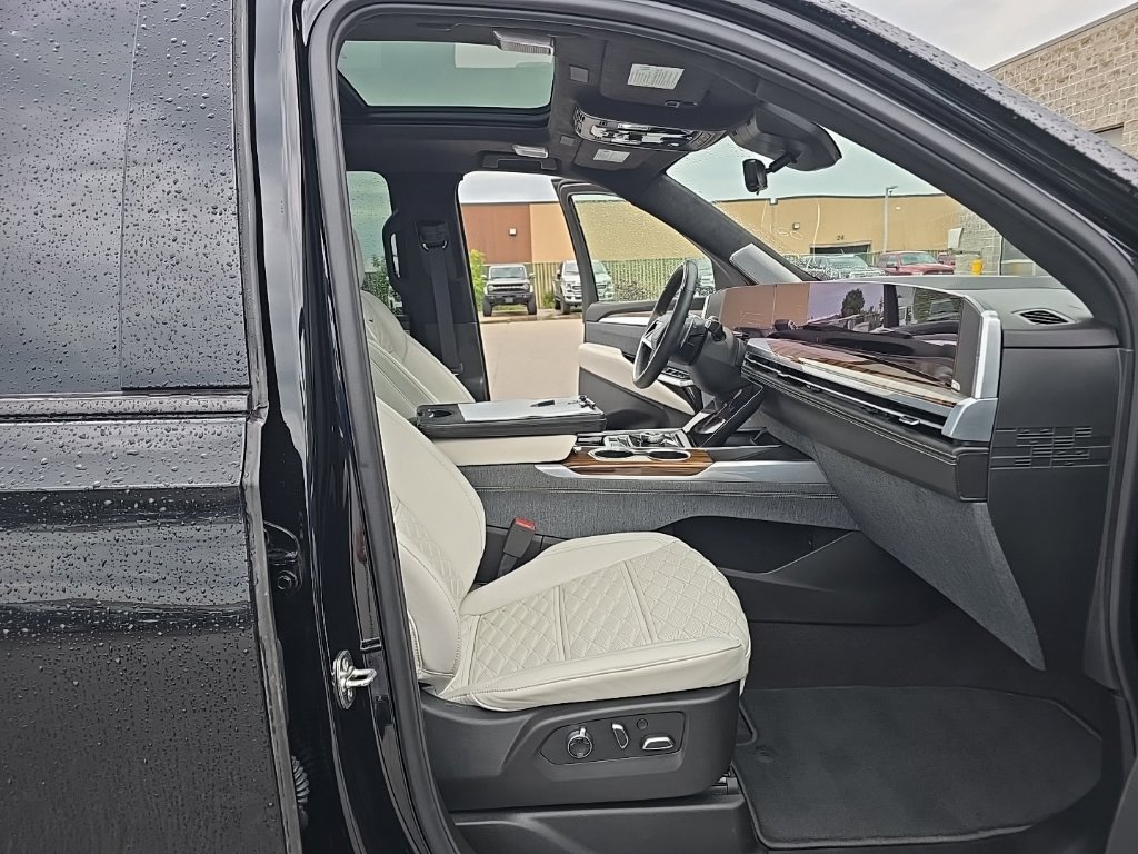 Used 2026 Cadillac Escalade ESV Platinum Sport w/ LPO, Floor Liner Package AWD/4WD image 22
