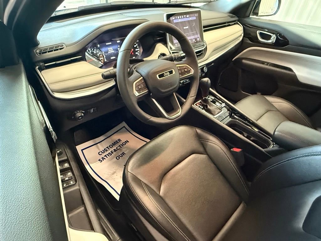 Used 2025 Jeep Compass Limited image 19