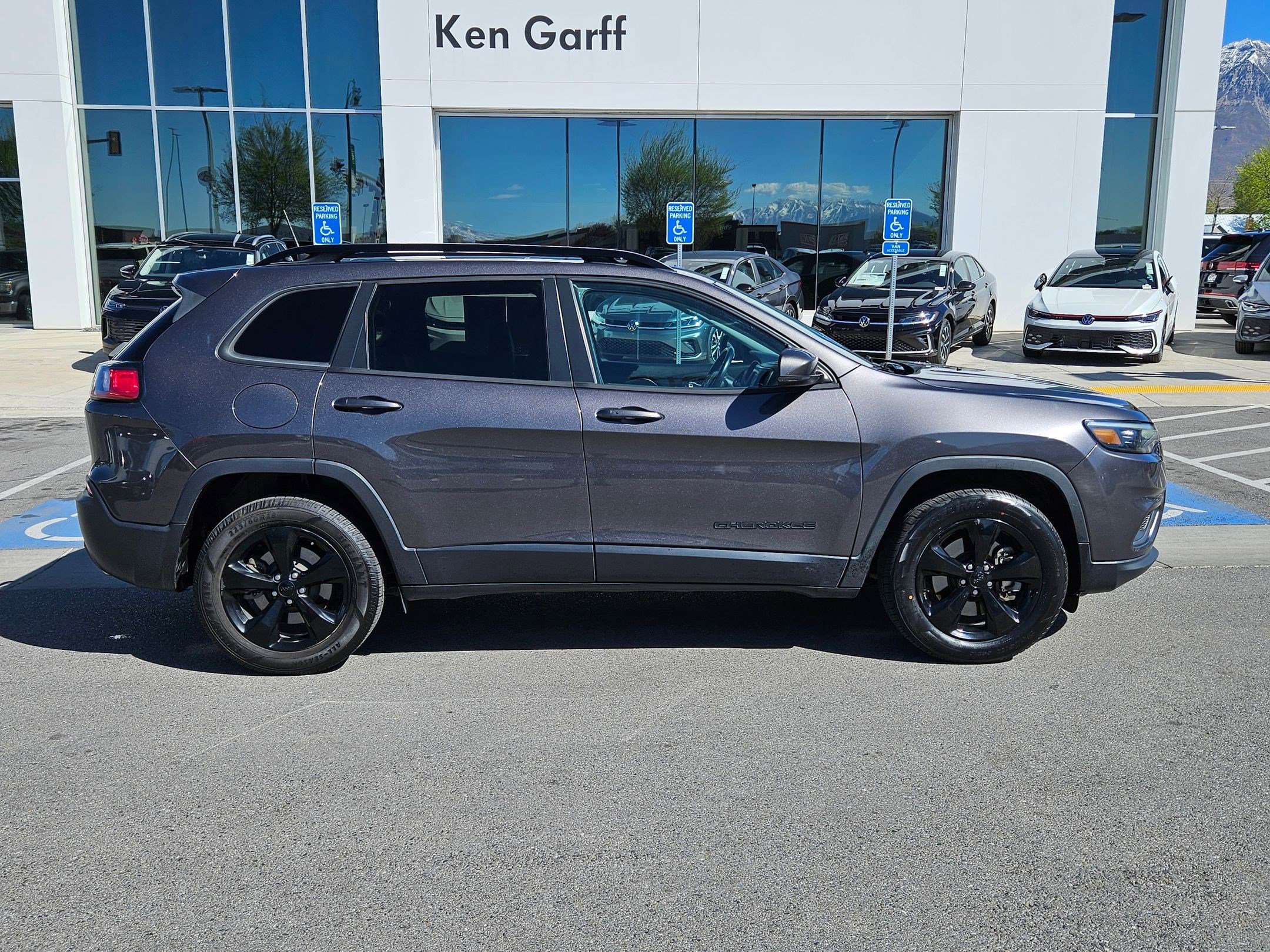 Used 2020 Jeep Cherokee Latitude Plus w/ Cold Weather Group AWD/4WD image 2