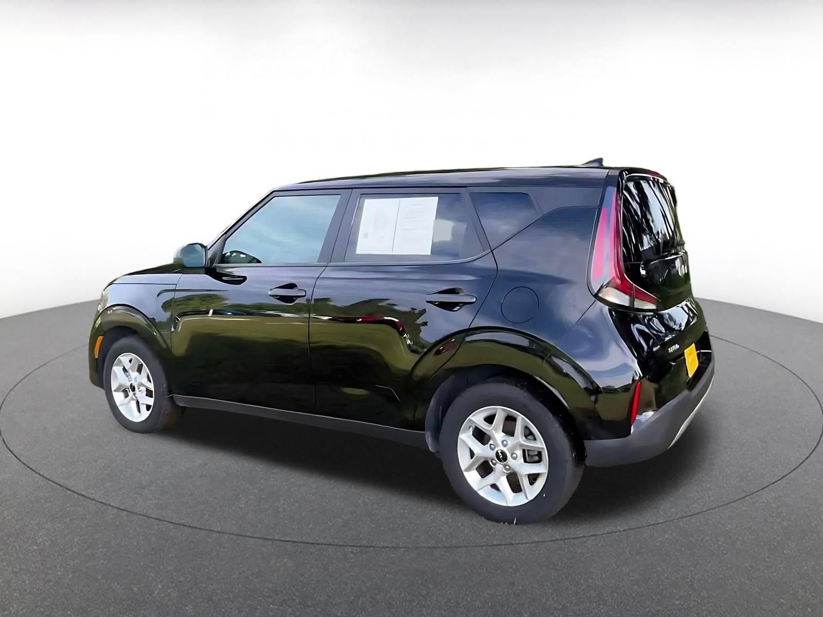 Used 2025 Kia Soul LX w/ LX Technology Package FWD image 9