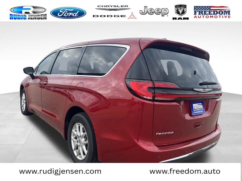 Used 2025 Chrysler Pacifica Select image 5