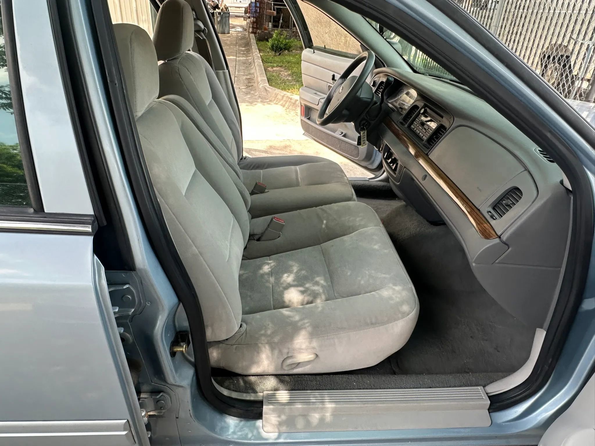 Used 2005 Ford Crown Victoria RWD image 24