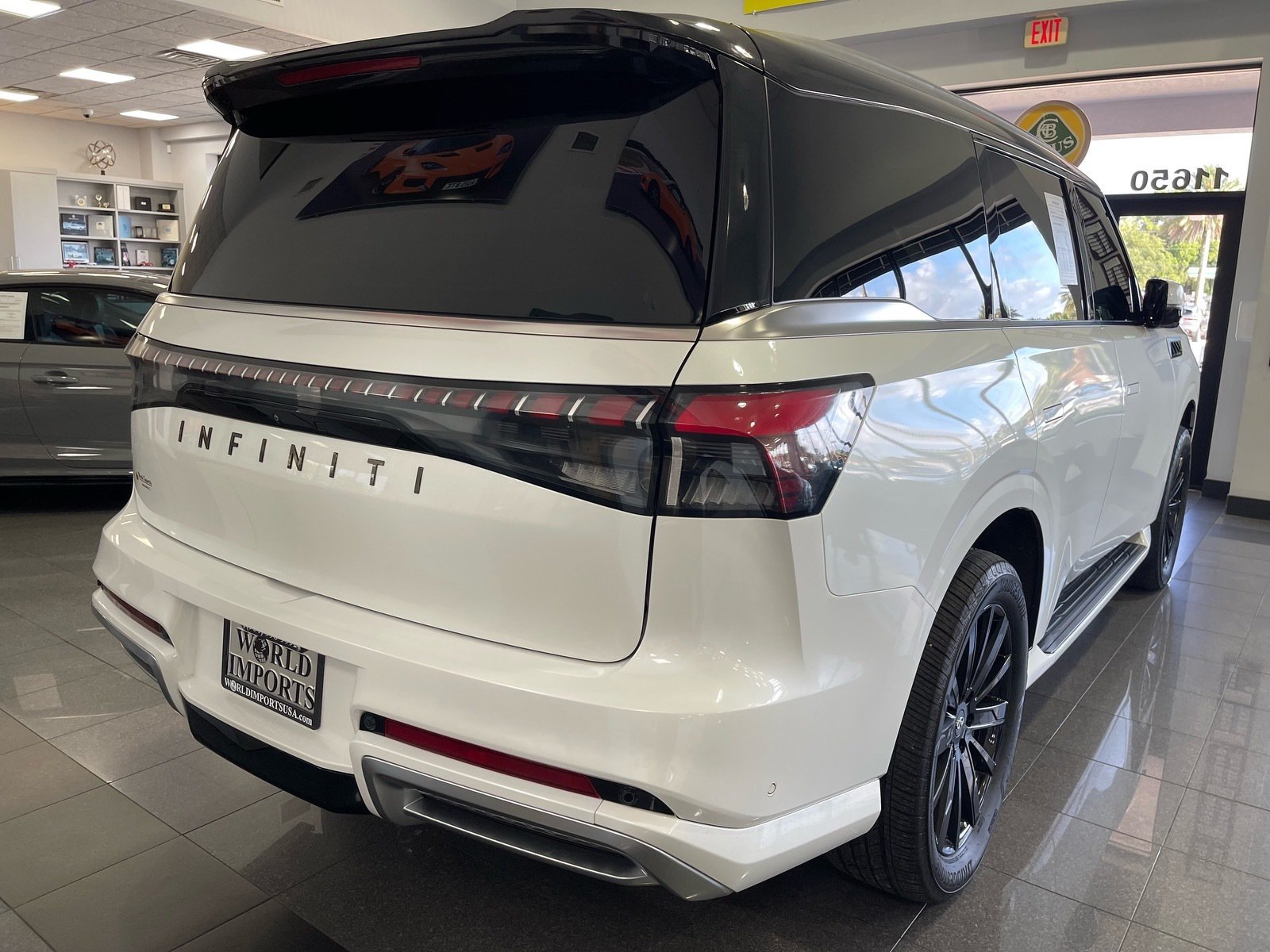 Used 2025 INFINITI QX80 Sensory AWD/4WD image 18