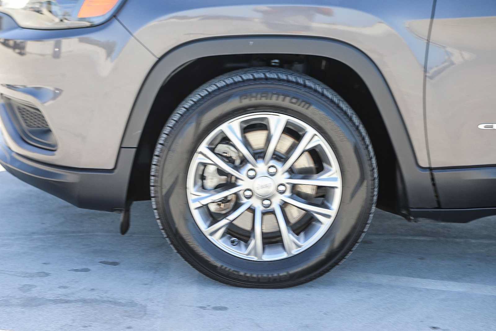 Used 2021 Jeep Cherokee Latitude Lux FWD image 10