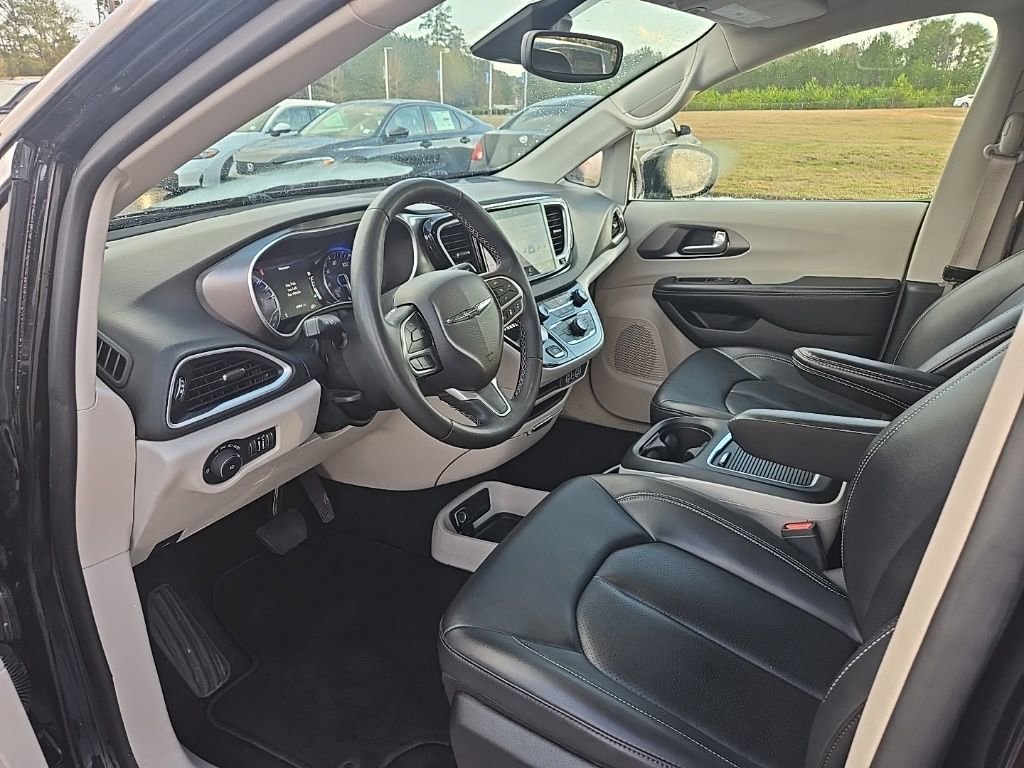 Used 2024 Chrysler Pacifica Touring-L image 17