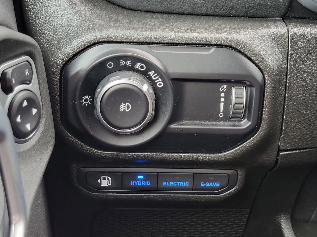 Used 2023 Jeep Wrangler Unlimited Sahara w/ Cold Weather Group image 26