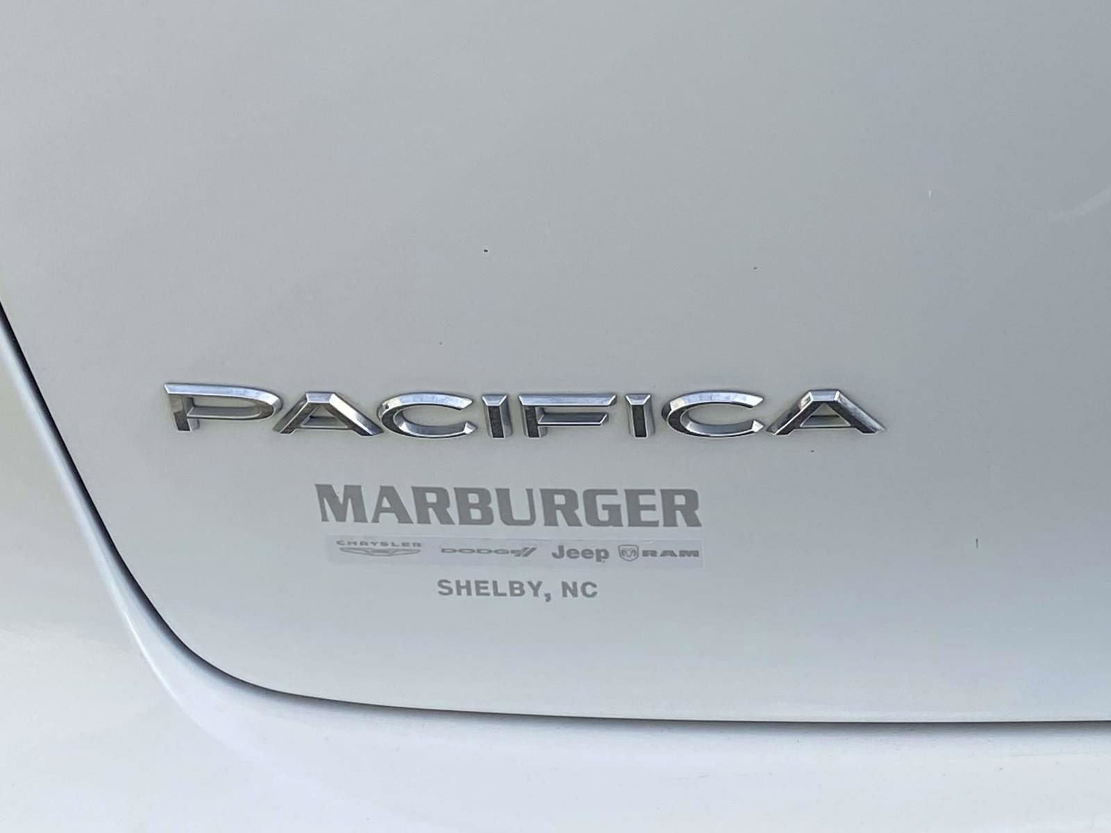 Used 2023 Chrysler Pacifica Touring-L image 9