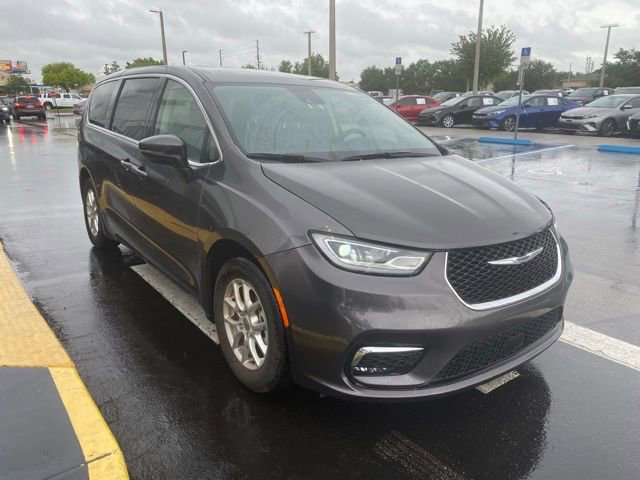 Used 2023 Chrysler Pacifica Touring-L image 2