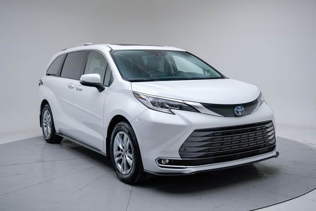Used 2022 Toyota Sienna Limited image 7