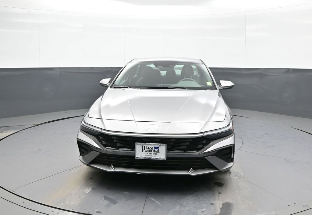 Certified 2025 Hyundai Elantra SE image 2