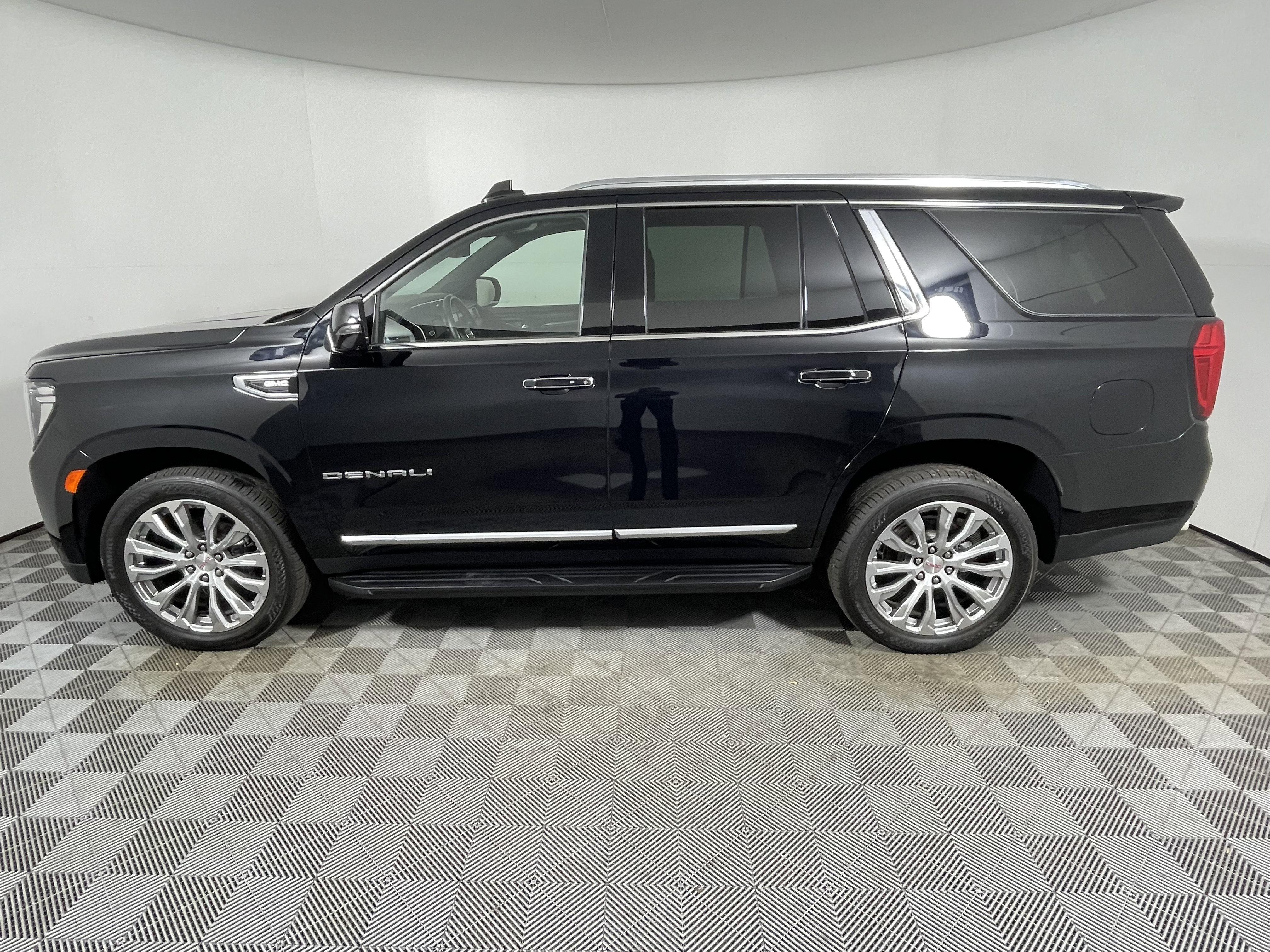 Used 2023 GMC Yukon Denali image 2