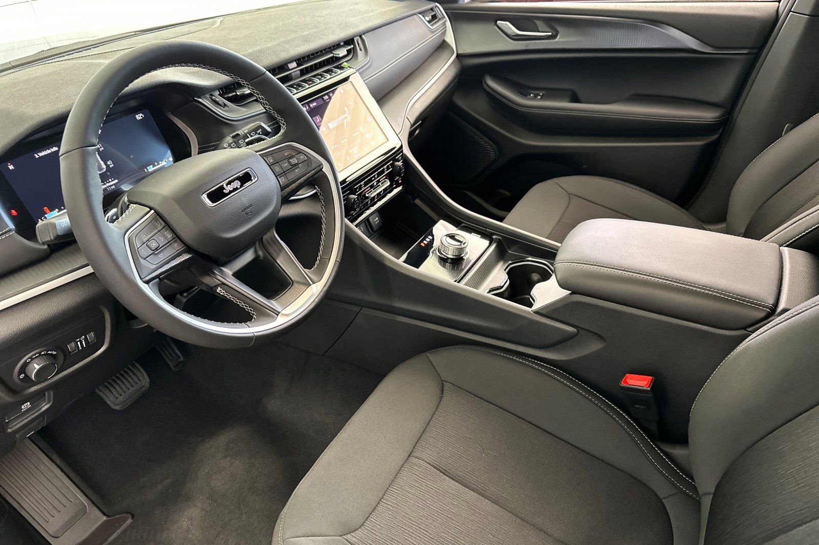 New 2025 Jeep Grand Cherokee Laredo w/ Luxury Tech Group I RWD image 11
