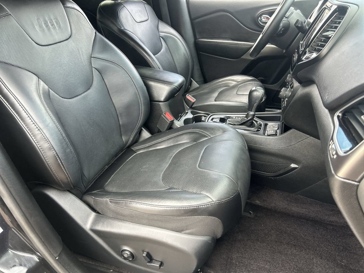 Used 2019 Jeep Cherokee Limited w/ Luxury Group FWD image 8