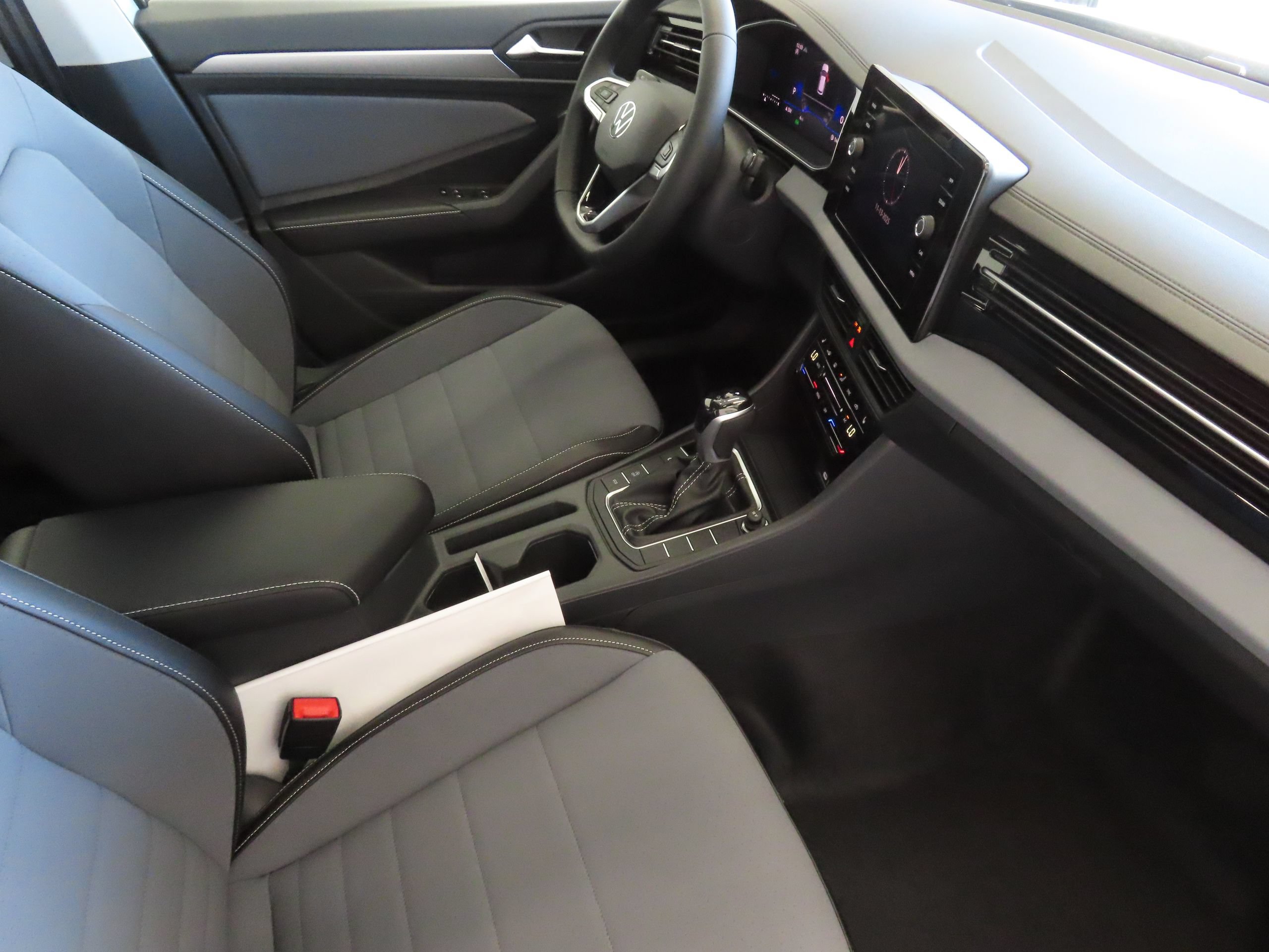 New 2026 Volkswagen Jetta SE FWD image 25