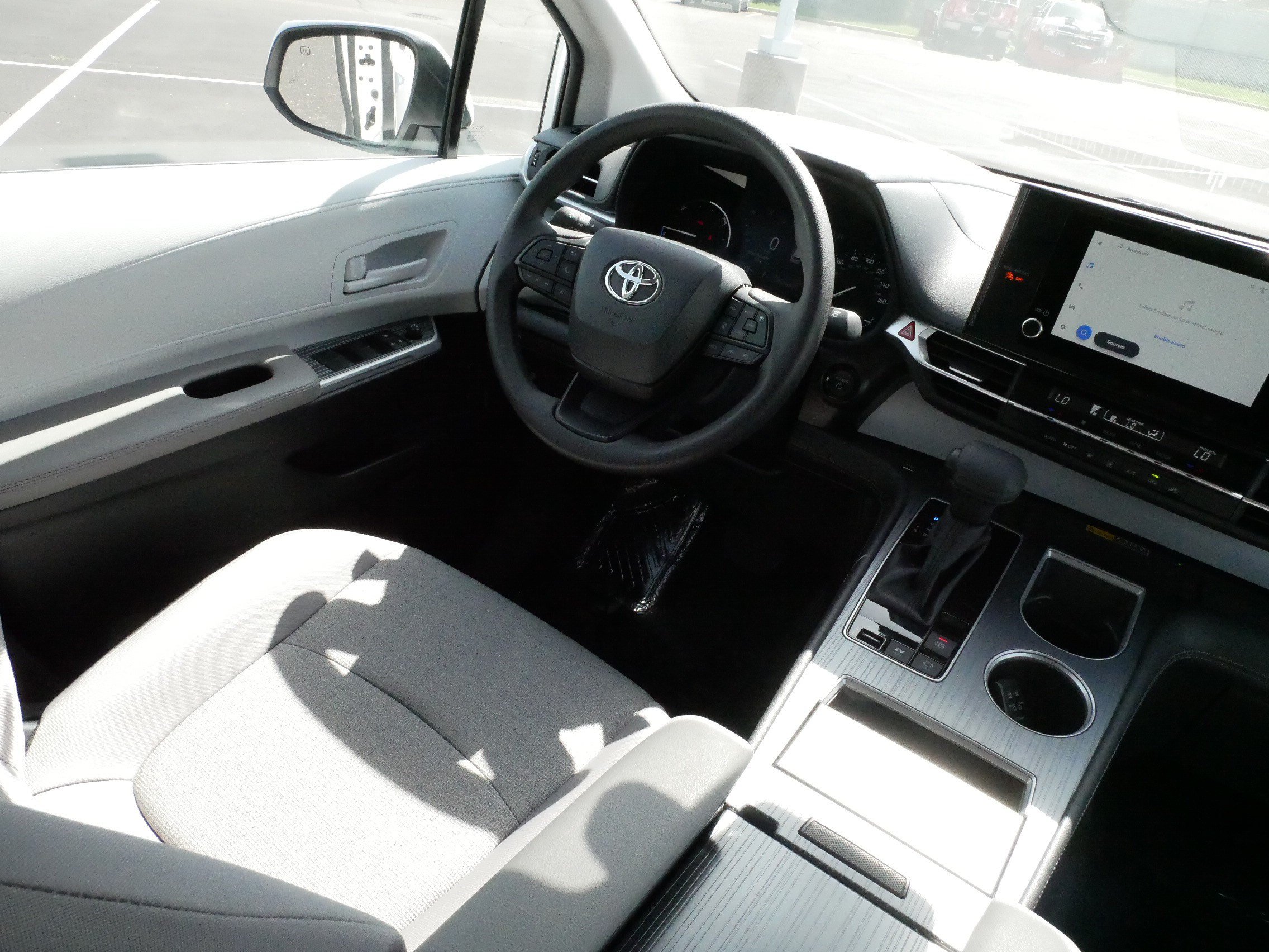 Certified 2026 Toyota Sienna LE FWD image 9