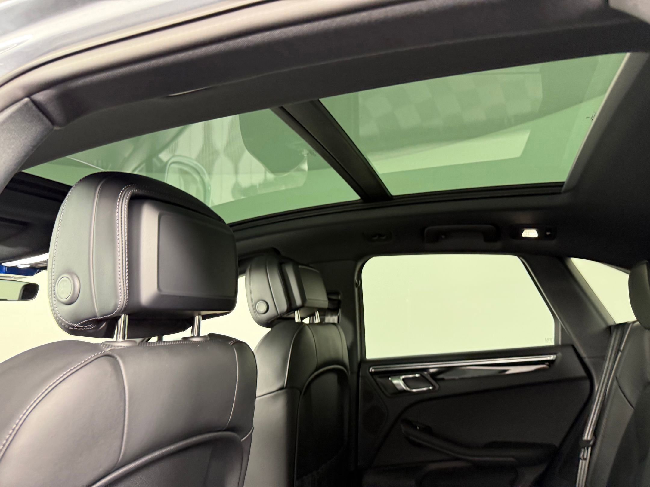Certified 2026 Porsche Macan AWD/4WD image 17