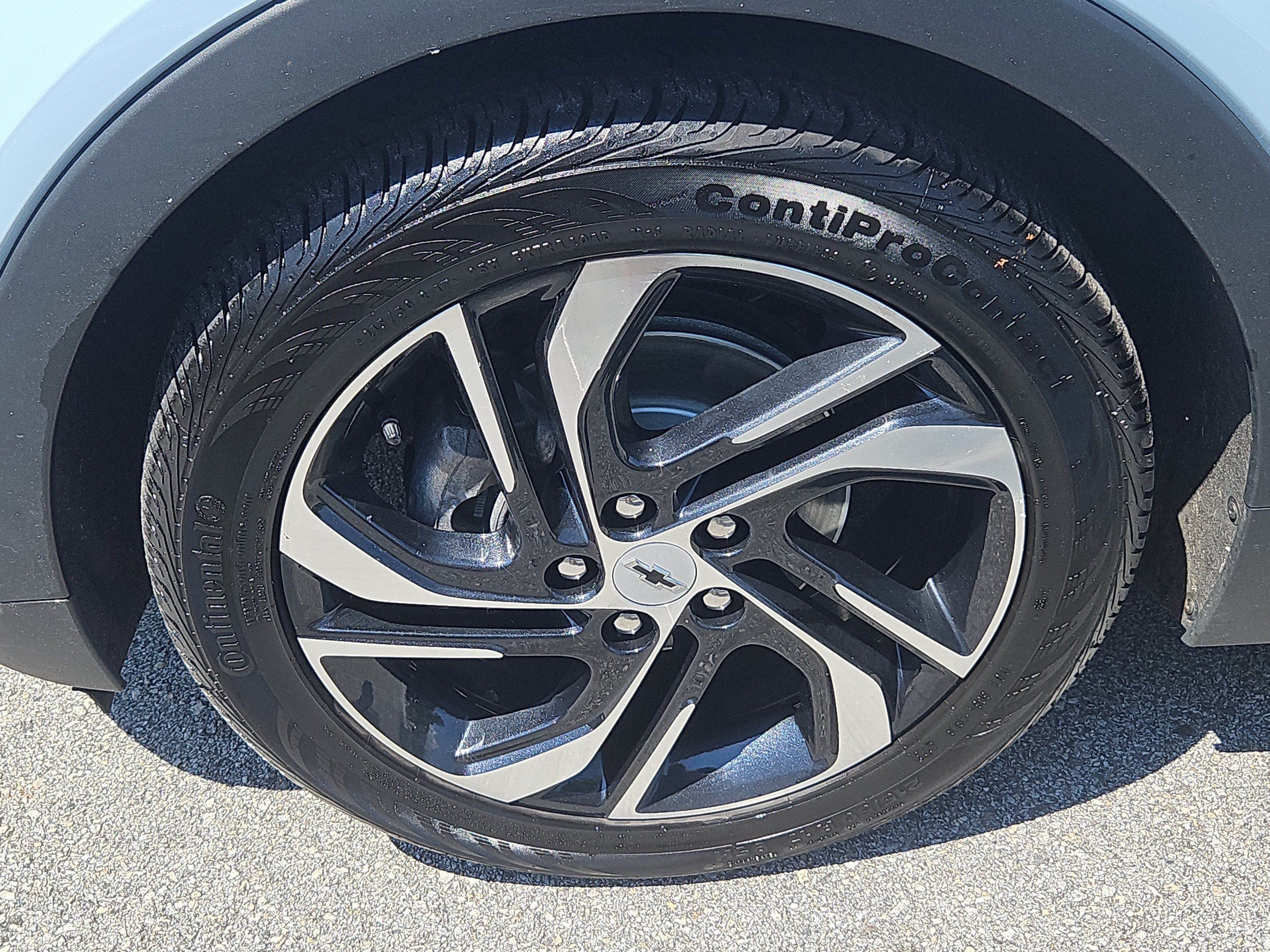 Used 2023 Chevrolet Bolt LT w/ Infotainment Package FWD image 4
