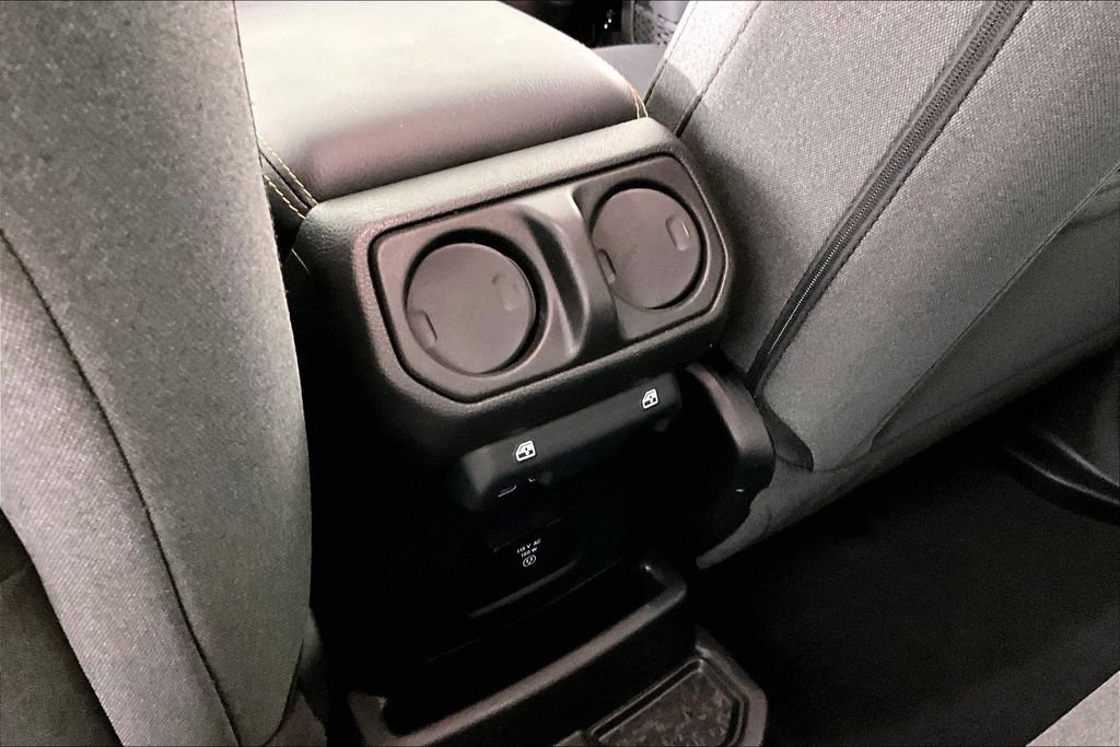 Used 2025 Jeep Wrangler Unlimited Sahara AWD/4WD image 9