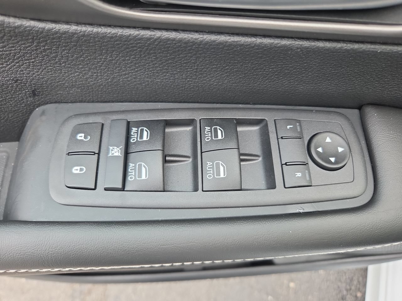 New 2027 Chrysler Pacifica Select w/ Family Tech Group AWD/4WD image 20