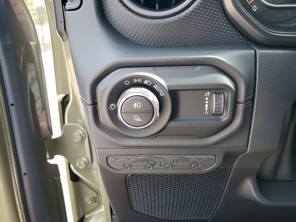 New 2025 Jeep Gladiator Rubicon w/ Convenience Group AWD/4WD image 33