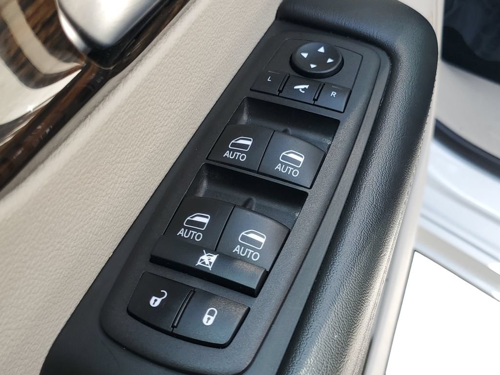 Used 2023 Chrysler Pacifica Limited FWD image 21