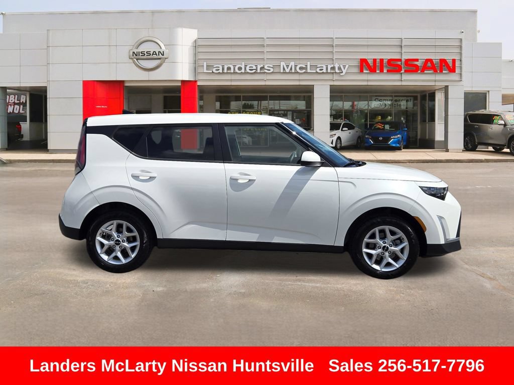 Used 2024 Kia Soul LX w/ Option Group 015 FWD image 2