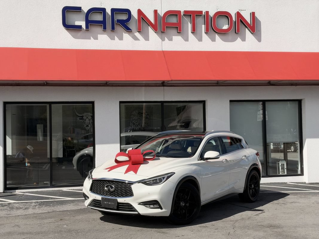 Used 2017 INFINITI QX30 Premium w/ Navigation Package FWD image 2