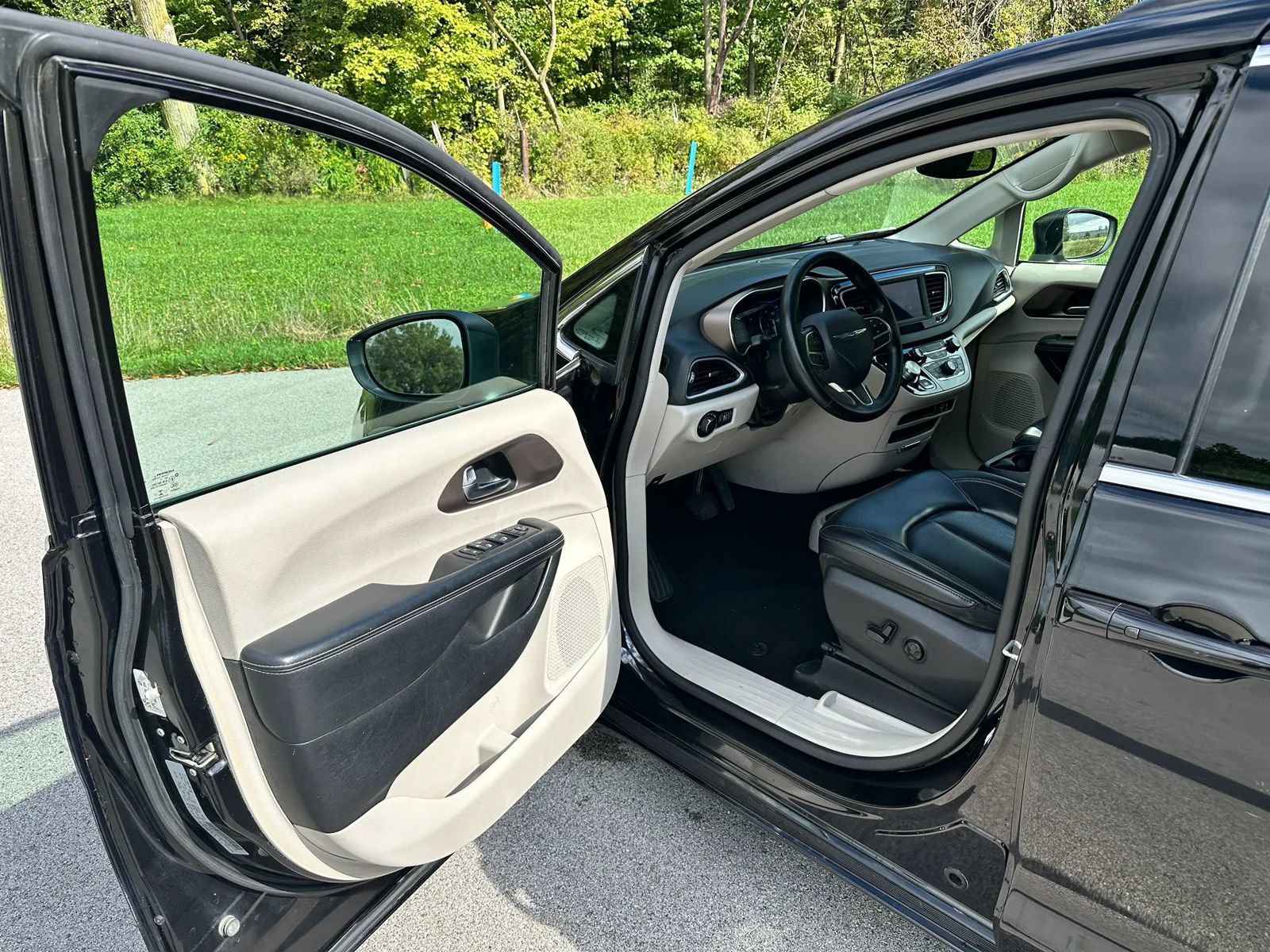 Used 2020 Chrysler Voyager Lxi FWD image 12