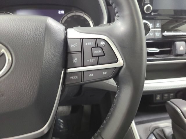 Used 2022 Toyota Highlander XLE FWD image 27