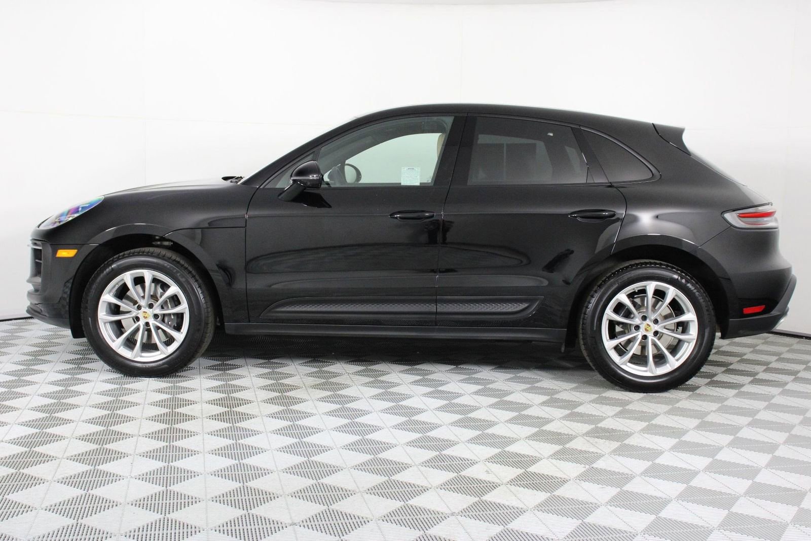 Certified 2025 Porsche Macan image 2