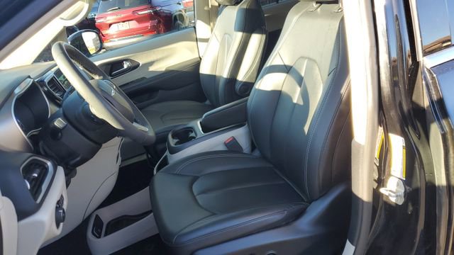 Certified 2024 Chrysler Pacifica Touring-L image 20